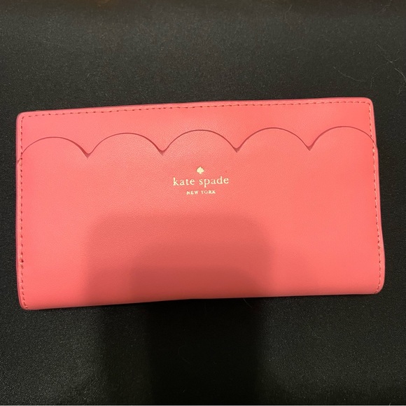 kate spade scalloped wallet - Picture 1 of 5